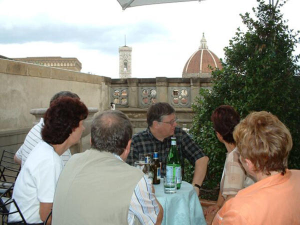 Grosse Pause nach der Besichtigung der Uffizien. Kunst macht durstig.
