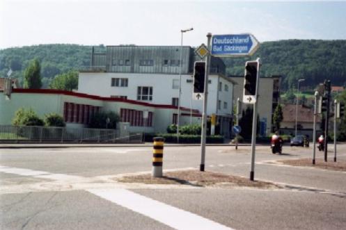 Einmündung der Fridolinsbrücke in die Schaffhauserstrasse.
