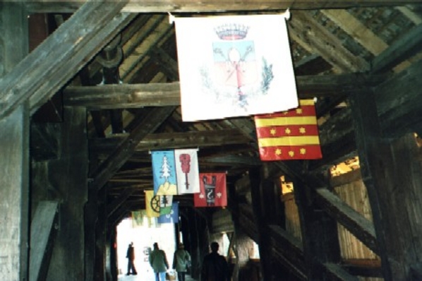Die historische Holzbrücke mit permanenter Beflaggung.