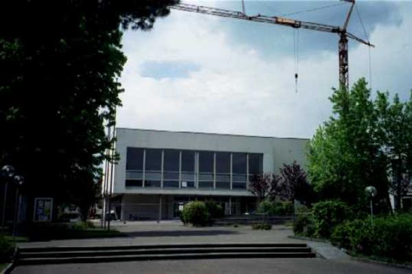 Der Saalbau im Mai 2001. Die Totalsanierung steht an.
