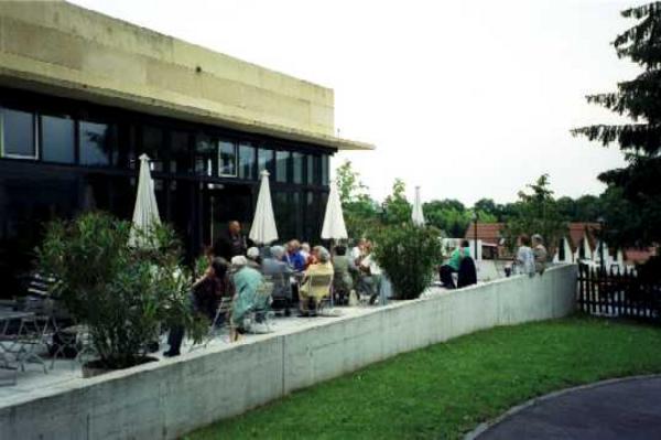 Da die Führung durch das Museum in drei Gruppen erfolgen musste, genossen einige Ausflügler während der Wartezeit das schöne Wetter bei einem kühlen Getränk.
