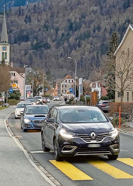 Grenzüberschreitendes Problem: Wie in den Bündner Gemeinden entlang der A13 führt der touristische Ausweichverkehr auch in Bad Ragaz immer wieder zu langen Autokolonnen im Dorf.