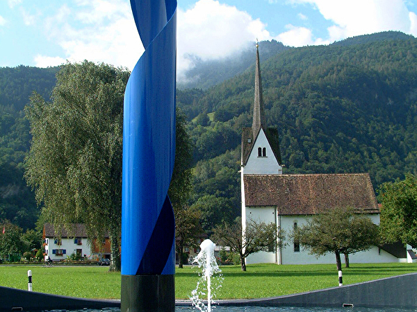 Wasser-Kreisel bei St. Leohnard mit St. Leonhardskapelle im Hintergrund