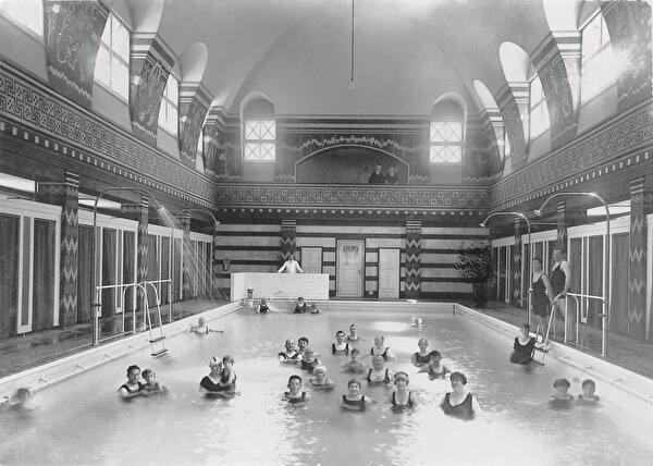Zweites Thermal-Hallenbad von 1923