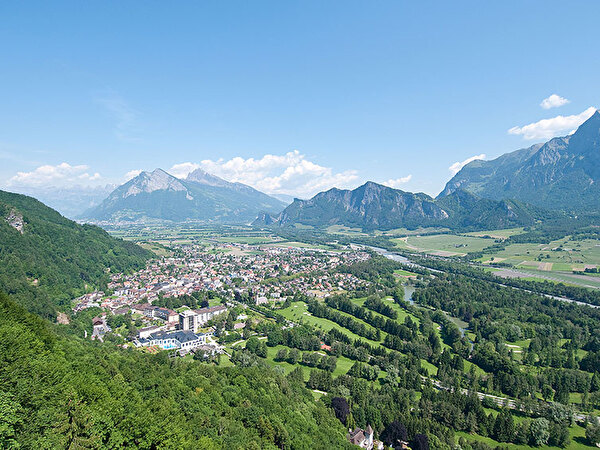 Blick auf Bad Ragaz mit Gonzen, Alvier und Regizer Spitz