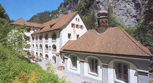 Das Bad Pfäfers mit Kapelle im Vordergrund.