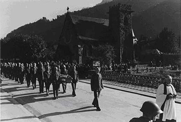 Am 5. Oktober 1943 wurden 14 Besatzungsmitglieder der US-Army von der Englischen Kirche auf den Friedhof Bad Ragaz zu Grabe getragen.