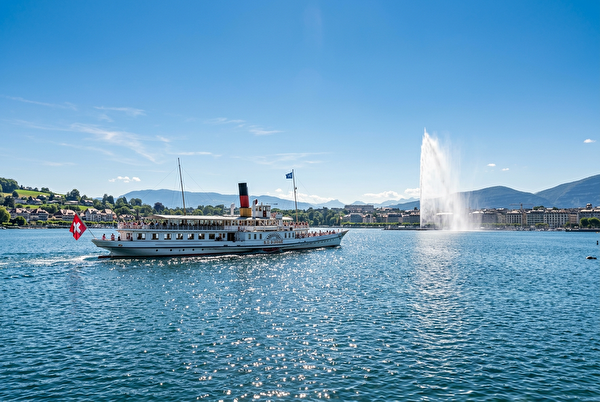 Bateau CGN sur le Léman avec le Jet d'Eau