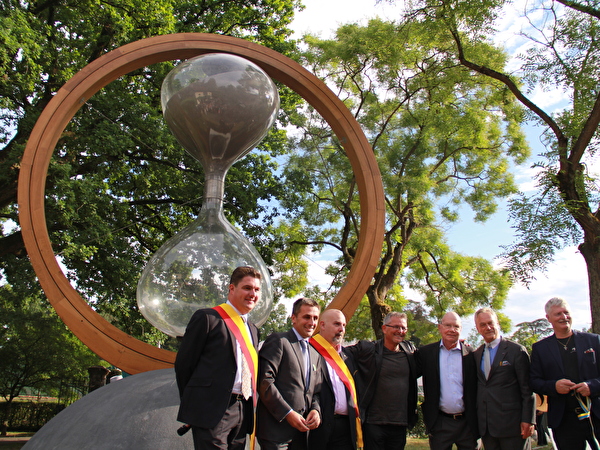 photo avec les autorités, membre de la Fondation des Suisses  à l'étranger et le concepteur du sablier