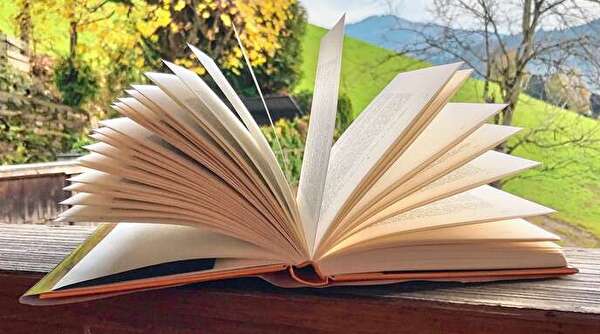 geöffnetes Buch auf Fensterbrett