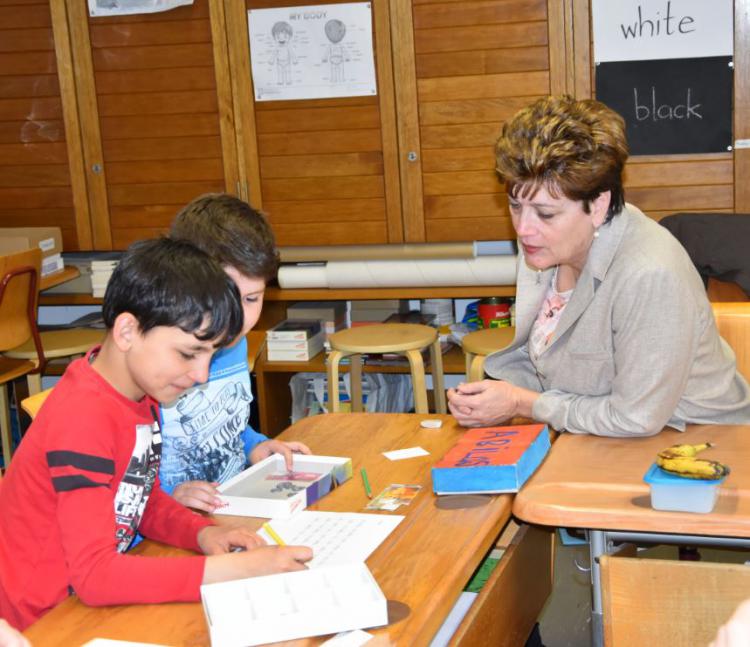 Silvia Steiner mit Kindern der 3. Klasse aus dem Fondli