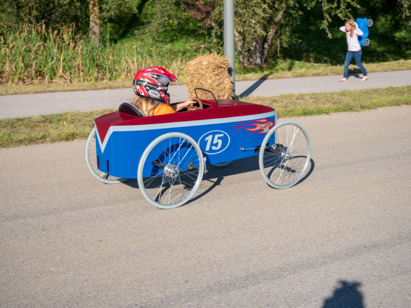 Mädchen Seifenkiste mit Kinderwagenräder