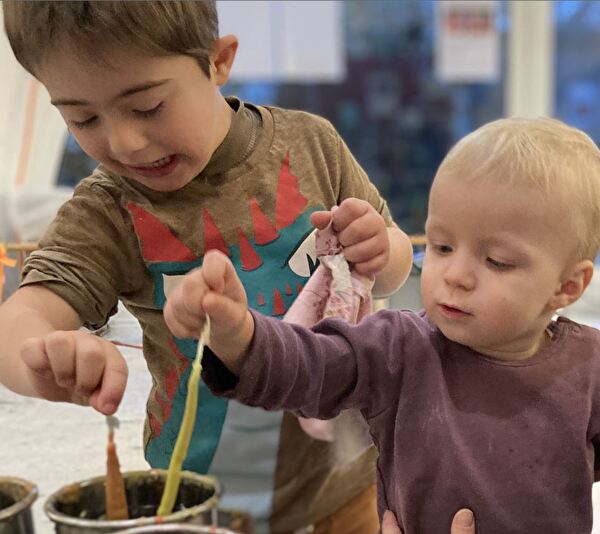 Kinder am Kerzenziehen