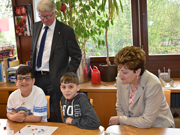 Bildungsdirektorin Silvia Steiner und Schulvorstand Jean-Pierre Balbiani beim Schulbesuch