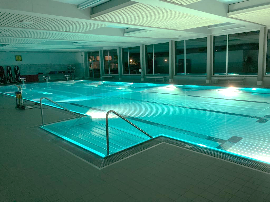 Innenansicht der Schwimmhalle Aarwangen