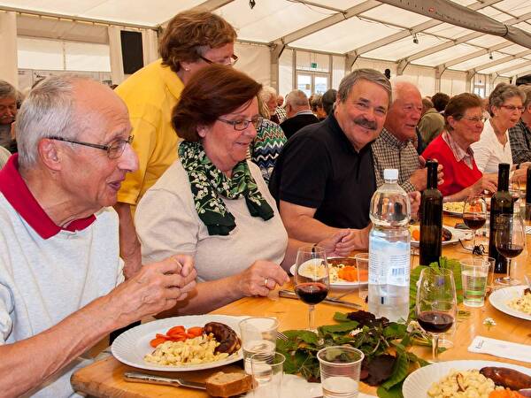 Konfirmanden bekochen Senioren