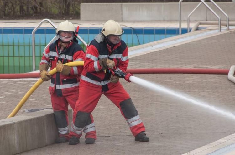 Feuerwehr im Schwimmbad