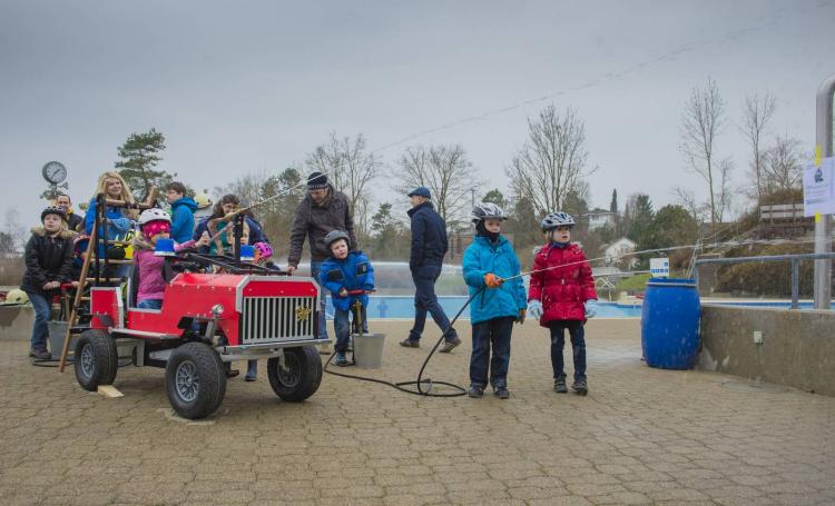 Feuerwehr im Schwimmbad