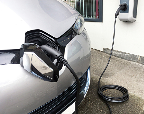 Da ein Elektrofahrzeug keinen Verbrennungsmotor aufweist, produziert es während der Fahrt keine Abgase, keine Schadstoffe und keine CO2-Emissionen.
