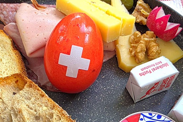 Brunchteller mit Ei mit Schweizerkreuz