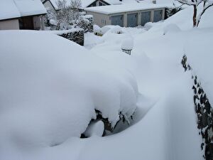 Der Wind hat mitgeholfen und darum liegt der Schnee zum Teil recht hoch.