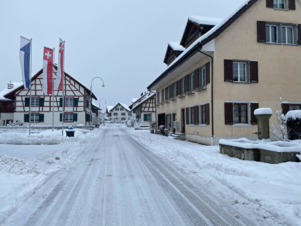 Winterliche Dorfstrasse
