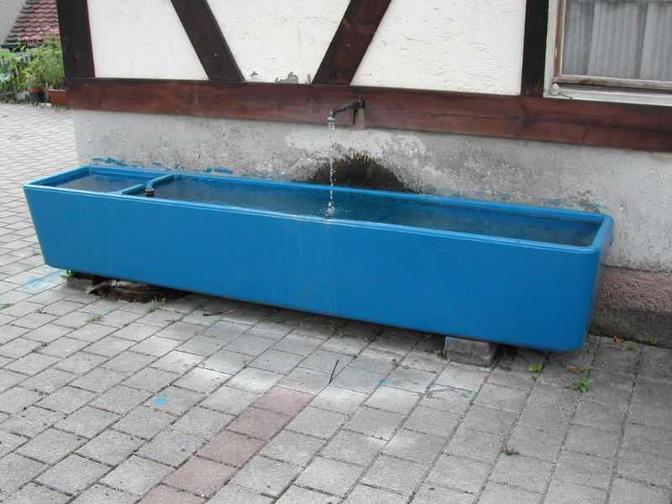 Dieser Brunnen ist in Privatbesitz. Er steht an der Bolstrasse 10, beim Parkplatz des Rieghof. Die blaue Farbe ist Geschmacksache und darüber lässt sich bekanntlich streiten.

Inzwischen ist der Brunnen wieder umgestrichen worden. Die blaue Farbe ist verschwunden. Wir lassen das Bild aber so stehen, weil es so fast seltenheitswert erhält.