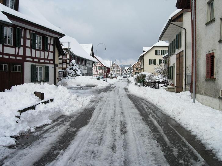 ...oder besser gesagt, winterliche Stimmung an der Dorfstrasse.