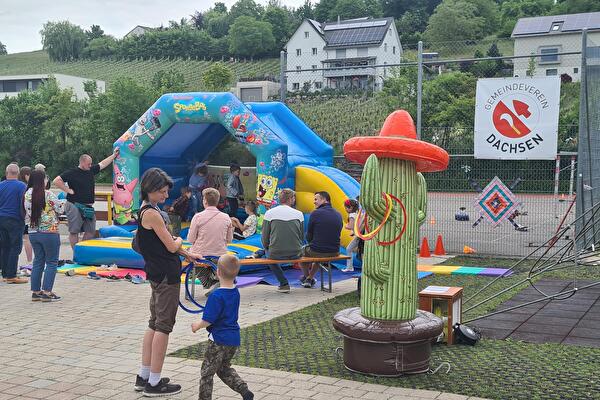 Hüpfburg und spielende Kinder