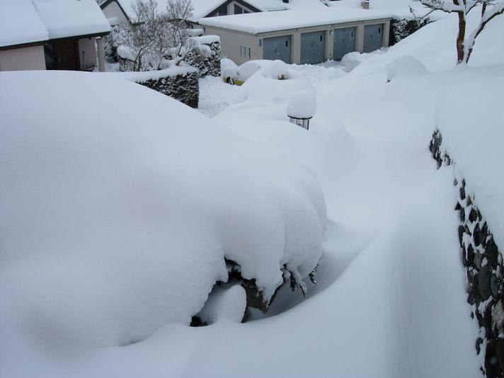 Der Wind hat mitgeholfen und darum liegt der Schnee zum Teil recht hoch.