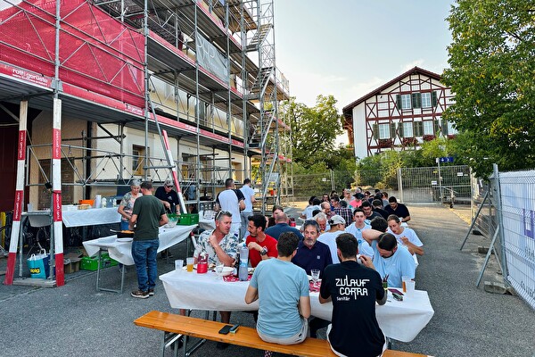 Gästeschar beim Essen