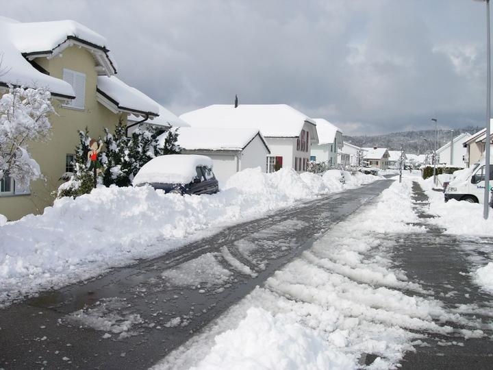 In den vergangenen Tagen haben einige Hausbesitzer erstaunt feststellen müssen, dass die Schneemade, die es halt vom Pfadschlitten gibt, vor der eigenen Garagezufahrt selber weggeräumt werden muss. Das ist ein Dachsen nicht anders wie anderswo.