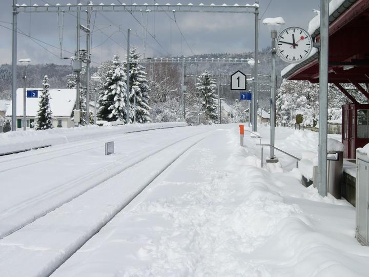 Es ist kurz vor 12 Uhr und der Perron noch tief verschneit. Die Dienstleistungen unserer SBB waren sicher auch schon besser.