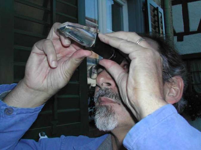 Mit dem Refraktometer stellt der Weinlesekontrolleur die Oechselegrade fest. <b>Hohe Oechslegrade weisen auf einen hohen Zuckergehalt</b> der Trauben hin. Der Zuckergehalt bestimmt dann schlussendlich den Alkohol im Wein und der hängt wieder zusammen mit der Güte und der Haltbarkeit des Weines. Wenn der Rebbauer die Trauben an eine Kellterei verkauft, bestimmen die Oechslegrade auch den Traubenpreis. - Die in diesem Jahr in unserer Region beim RieslingxSylvaner gemessenen Oechslegrad von gegen 80 Grad und mehr sind rekordverdächtig.