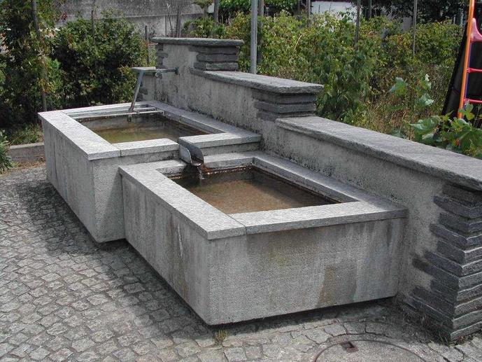 Gut hundert Jahre jünger als die übrigen Dorfbrunnen ist der im Jahr 1966 erbaute Brunnen am Statthofweg. Es bezieht das Wasser von 10 Minutenliter aus einer Quelle. Kein Trinkwasser.