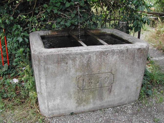 Das ist unser kleinster Dorfbrunnen. Er steht direkt vor der Liegenschaft Dorfstrasse 22. Er trägt das Jahr 1879 und wir mit 3 Liter pro Minute aus dem Netz gespiesen.