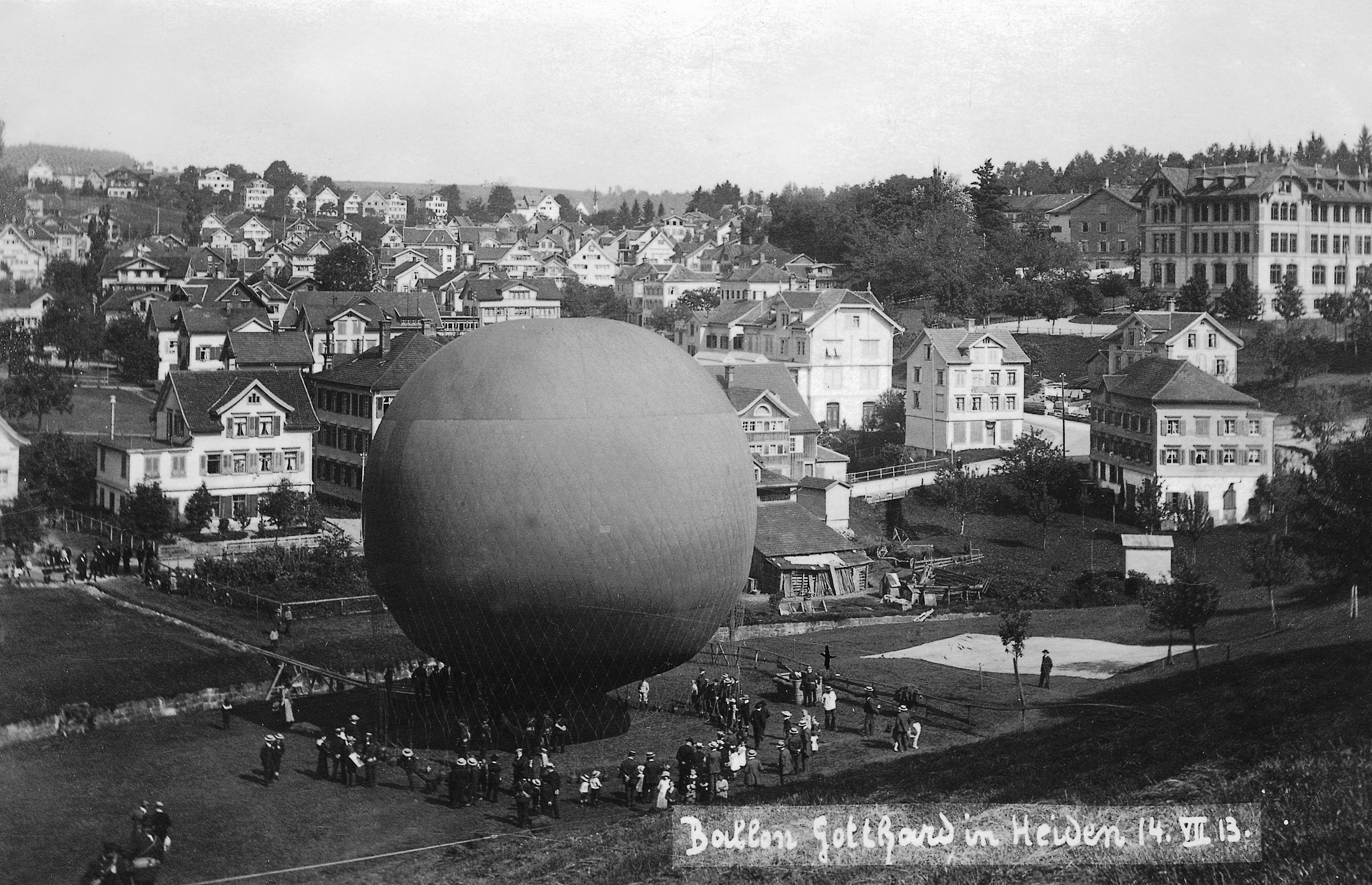 Ballonstart am 13. Juli 1913 auf dem Areal des heutigen Schwimmbades. Die grosse Wiese diente  früher  als Jahrmarktplatz mit  zahlreichen Budenattraktionen.