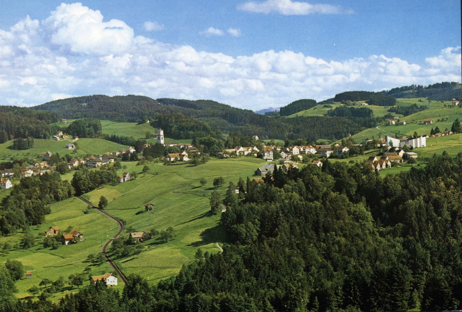 Links die evangelische Kirche, rechts die katholische Kirche