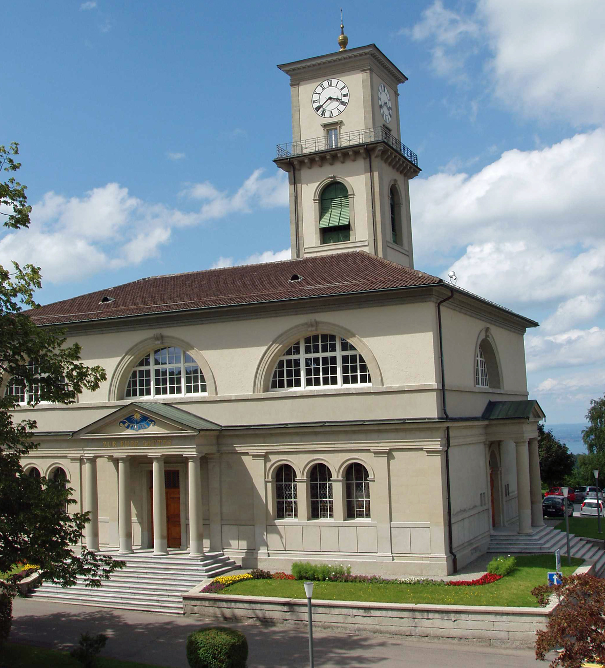 Die Kirche mit einem viersäuligen Mittelportikus in der Gestalt einer Römischen Tempelvorhalle verleiht der Front einen kräftigen Akzent.