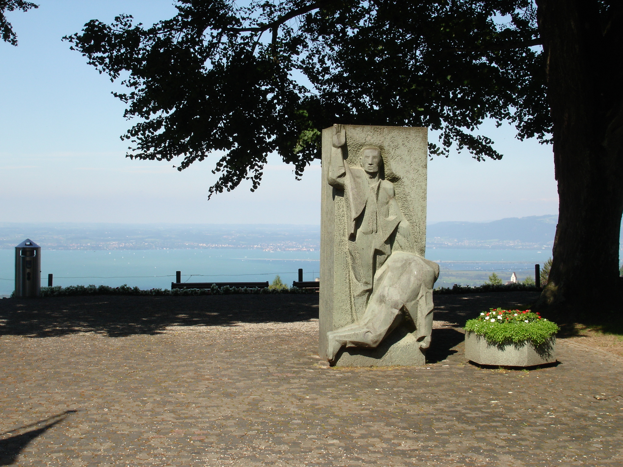 Der Dunantplatz mit dem Denkmal zur Erinnerung an Henry Dunant, geschaffen von der Bildhauerin Charlotte Germann-Jahn. Es steht zu Ehren des Gründers des Roten Kreuzes, der die letzten 23 Jahre seines Lebens in Heiden verbracht hat. Dunant soll sich hier bei seinen Spaziergängen gerne aufgehalten haben.