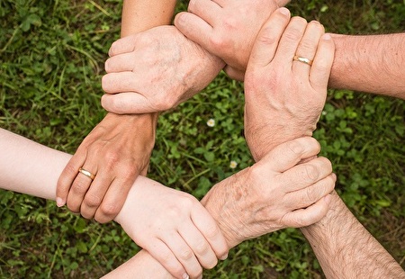 Hände, die sich halten