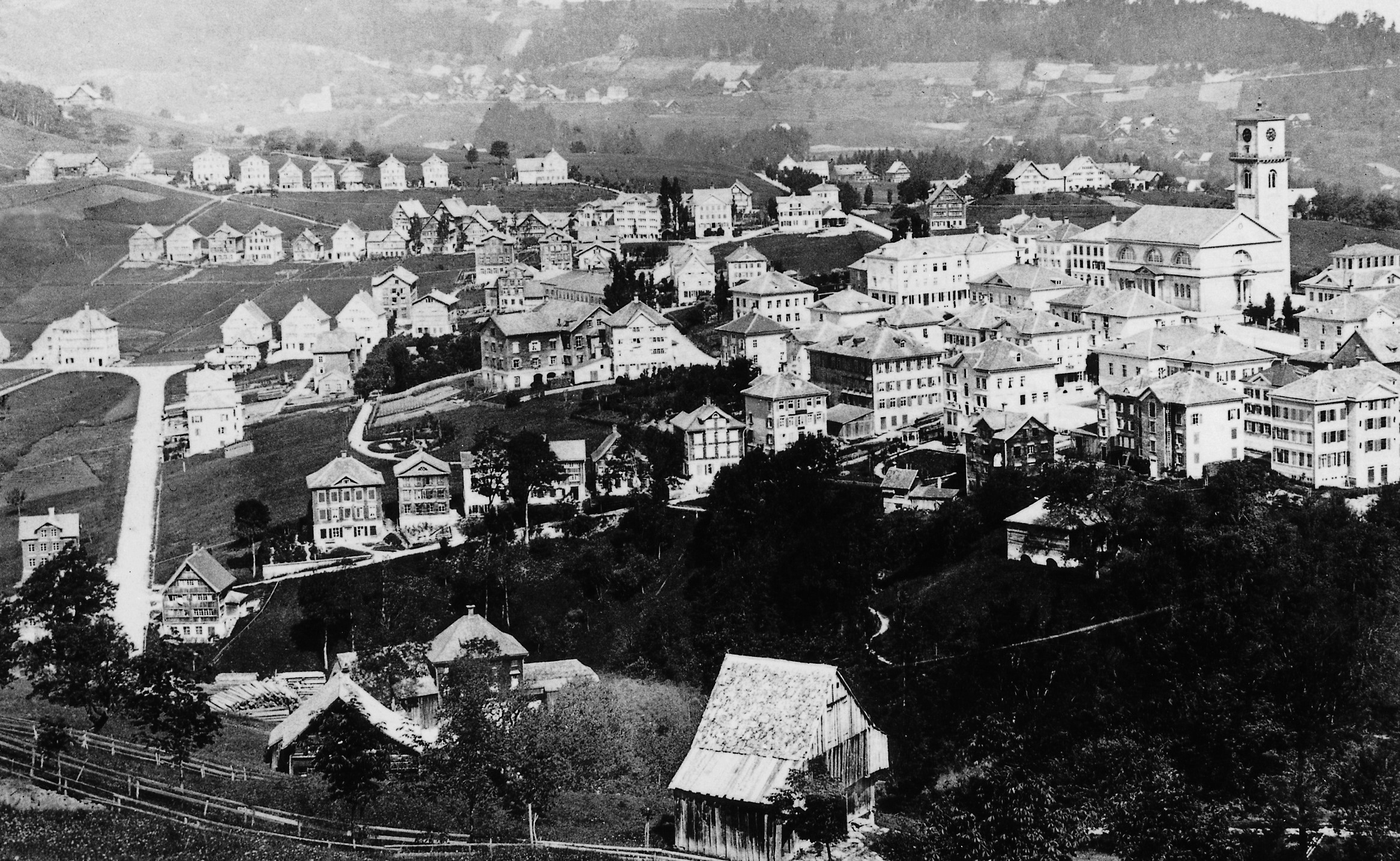 Das Schulhaus Dorf fehlt noch. Ebenso nahezu unverbaut ist die Rosentalstrasse.