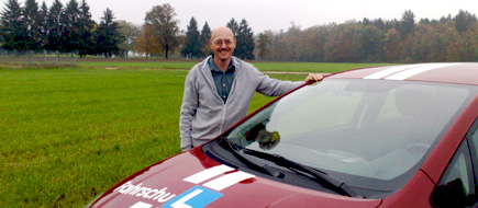 Othmar Erhart vor seinem Fahrzeug