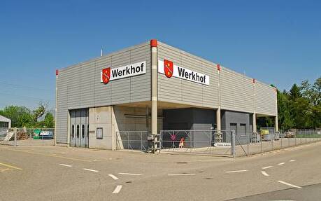 Foto des Werkhofgebäudes, Ansicht von der Strasse her