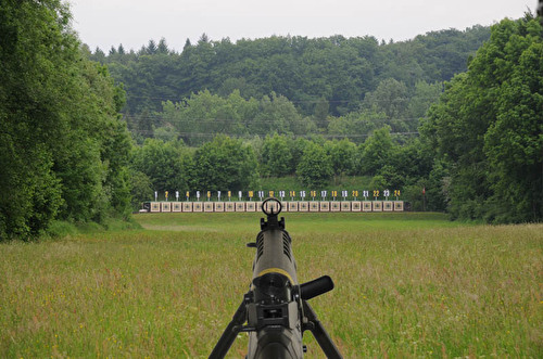 Blick über Korn und Visier auf den Scheibenstand