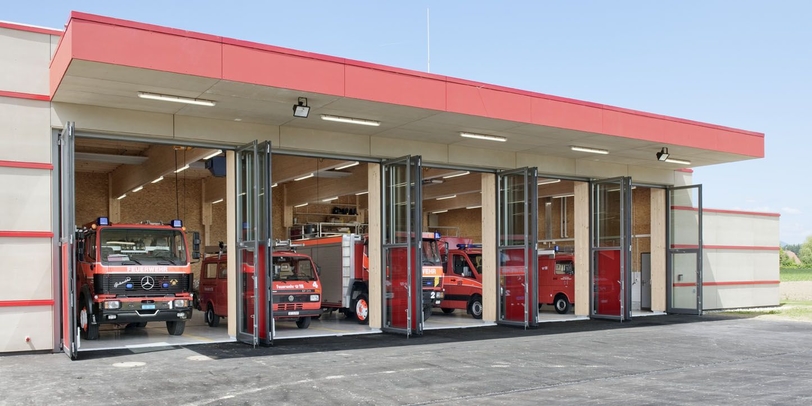 FW-Fuhrpark im neuen Hallenteil