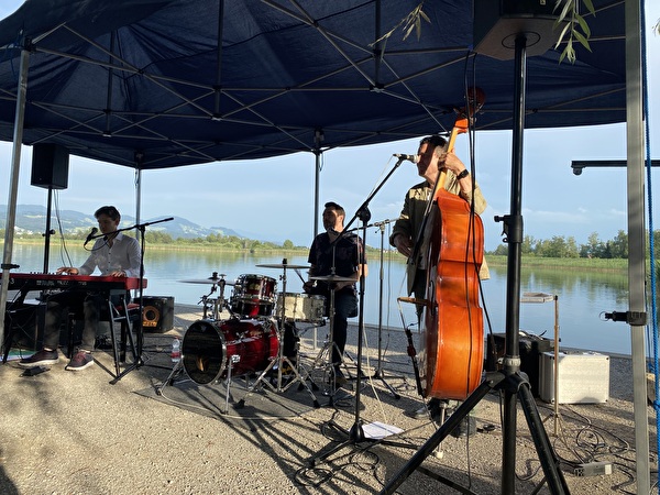 Band mit See im Hintergrund