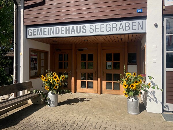 Gemeindehaus mit Sonnenblumen-Deko