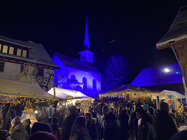 Winterzauber mit blauer Kirche