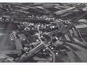 Foto, 19. Oktober 1947 
Luftaufnahme Niederglatt, von Westen gegen Osten. Die Glatt war im 1946/47 im Bereich Grossgasse massiv abgesenkt worden. Der Kanal zum Sägereiareal wurde damals zugeschüttet. <i>(Das Bild ist links leicht beschädigt)</i>